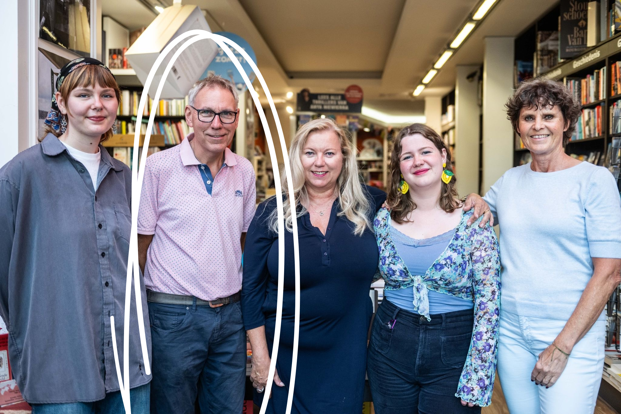 Groepsfoto Team Maximus Hillegersberg door Bart Grietens. V.l.n.r. het personeel: Charlie, Fons, Caroline, Caitlin en Monique. Er staat een cirkel om Fons heen.
