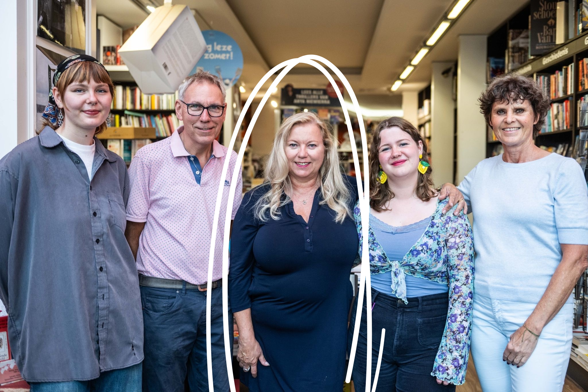 Groepsfoto van Team Maximus Hillegersberg door Bart Grietens. V.l.n.r. het personeel: Charlie, Fons, Caroline, Caitlin en Monique. Er staat een cirkel om Caroline heen.