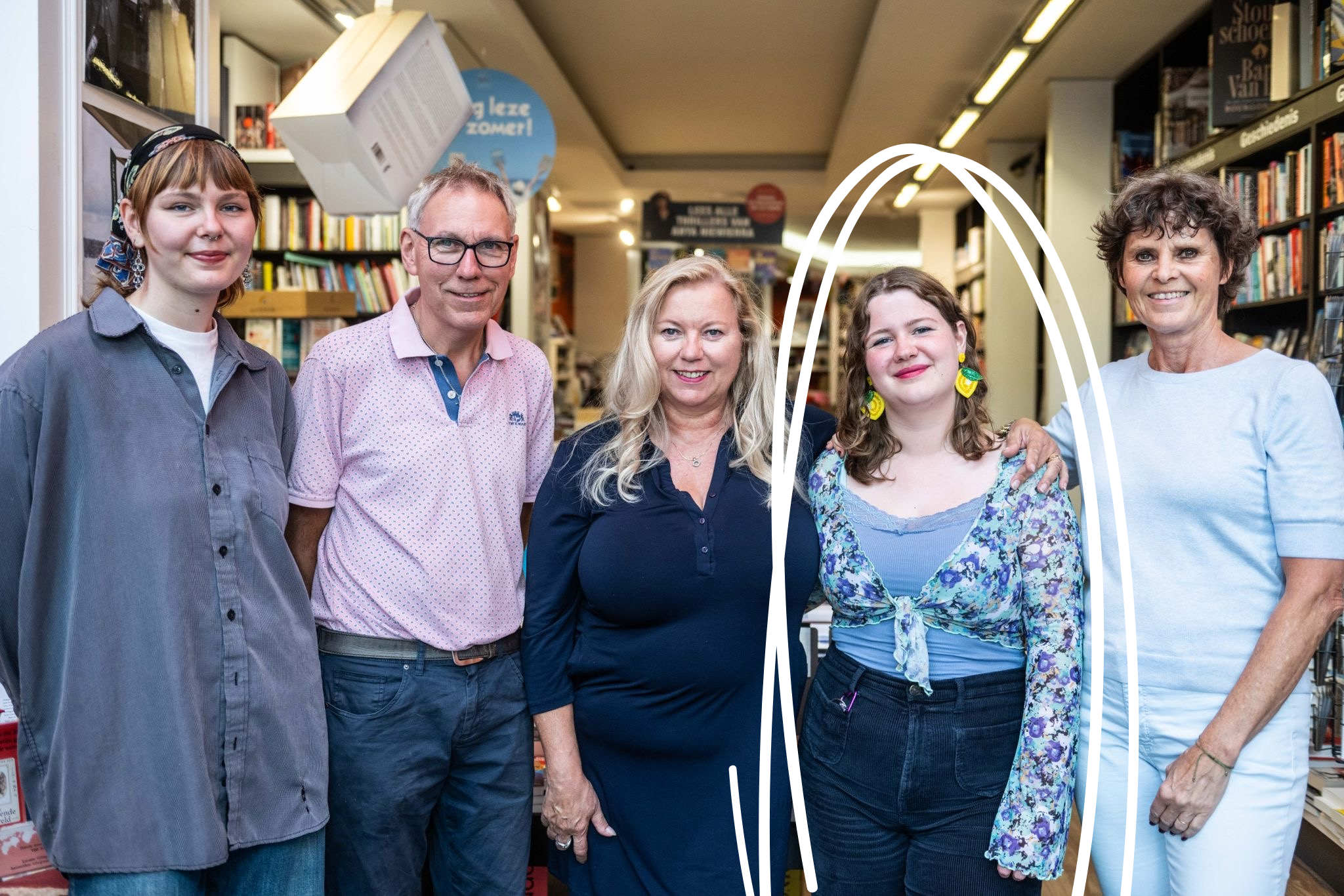 Groepsfoto Team Maximus Hillegersberg door Bart Grietens. V.l.n.r. het personeel: Charlie, Fons, Caroline, Caitlin en Monique. Er staat een cirkel om Caitlin heen.